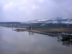 Wörnitz mit Blick auf den Hesselberg