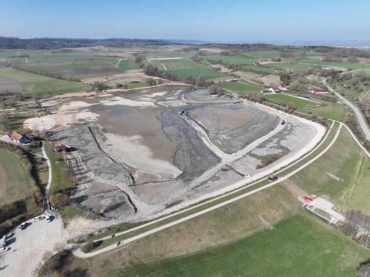Abbildung 1: Blick auf den seit November 2024 abgelassenen Obernzenner See (Aufnahmedatum: April 2025) Abbildung 1: Blick auf den seit November 2024 abgelassenen Obernzenner See (Aufnahmedatum: April 2025)