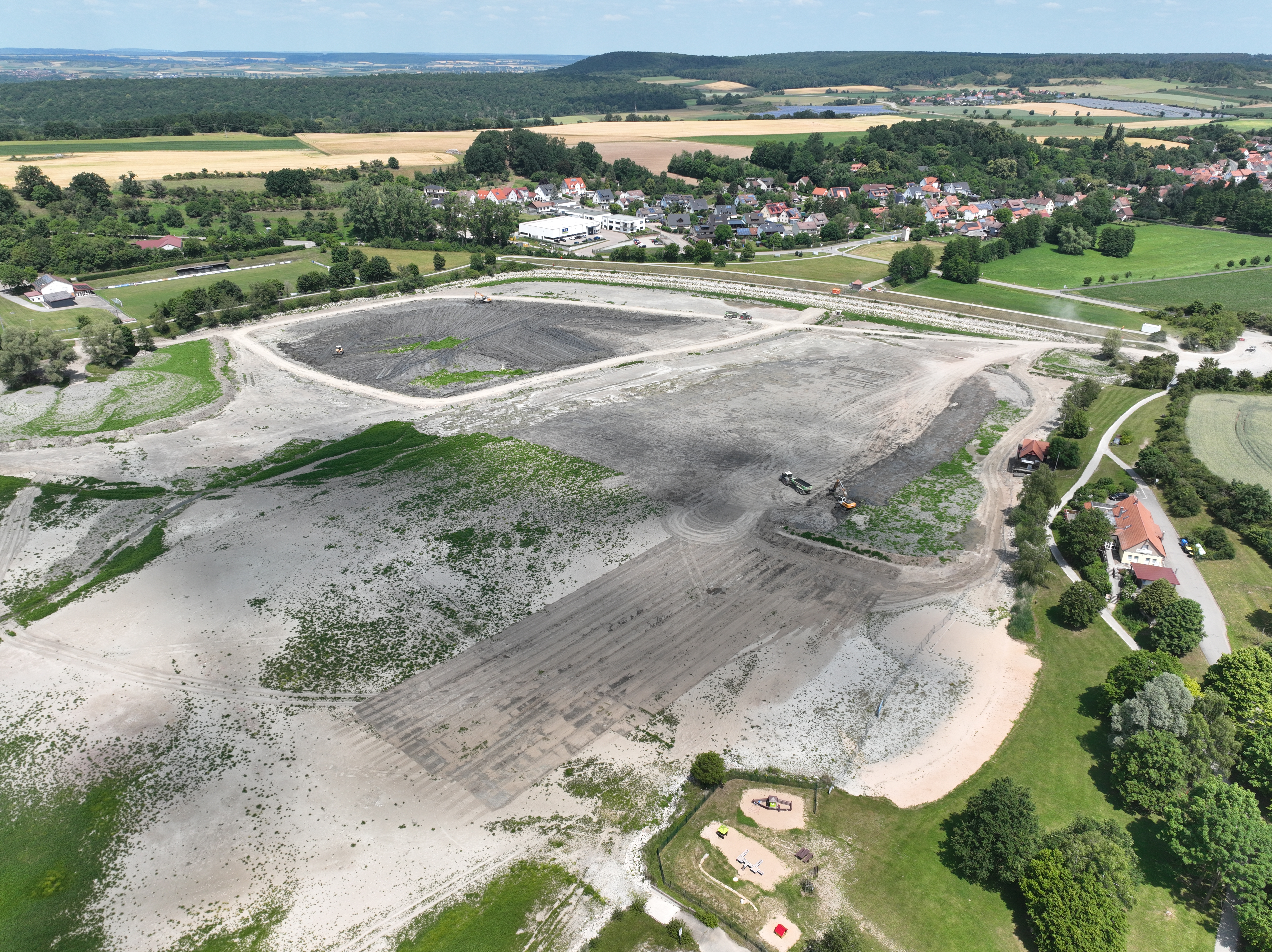 Abbildung 1: Blick auf den seit November 2024 abgelassenen Obernzenner See (Aufnahmedatum: Juni 2025)