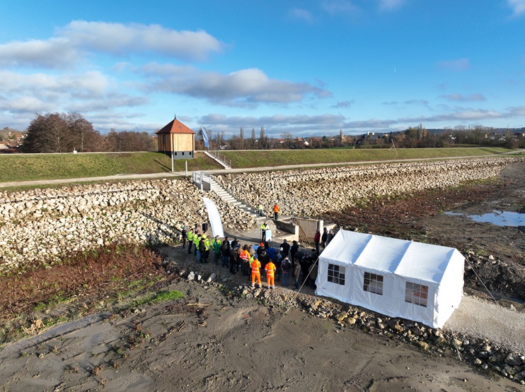Abbildung 1: Am 18.11.2025 wurde der Wiedereinstau des Obernzenner Sees mit dem Bayerischen Umweltminister Thorsten Glauber offiziell gestartet.