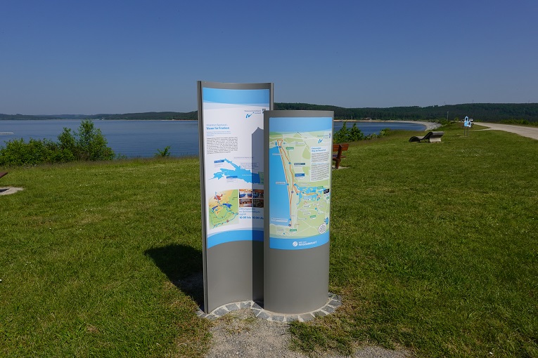 Abbildung 1: Infostele am Weg der Wasserkraft Abbildung 1: Infostele am Weg der Wasserkraft