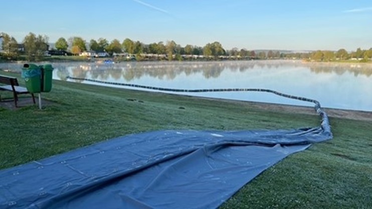 Abbildung: Einbau einer Folientauchwand am Kinzigsee/Hessen (Foto: Fa. Technoplan). Abbildung: Einbau einer Folientauchwand am Kinzigsee/Hessen (Foto: Fa. Technoplan).