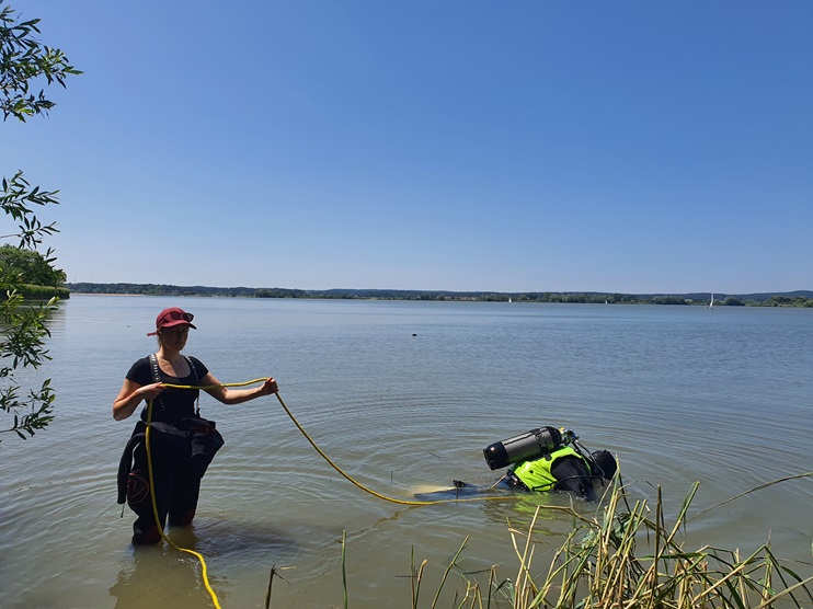 Abbildung: Tauchgang der TU München vor Bau des Wasserpflanzenschutznetzes; Sebastian Beggel, TUM Abbildung: Tauchgang der TU München vor Bau des Wasserpflanzenschutznetzes; Sebastian Beggel, TUM